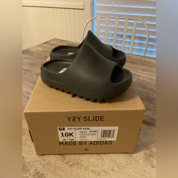 YEEZY SLIDE ブラック 9 (27.5 cm) 箱付き Adidas Yeezy Slide Onyx Little Kids Size 3Y (fit like a 2Y